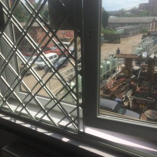 решетка распашная на окно второй этаж